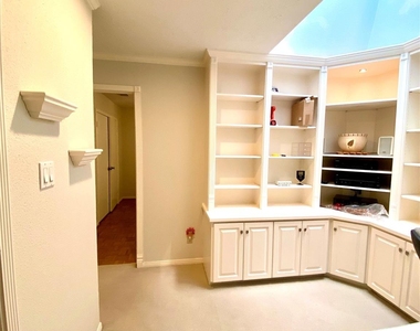 7350 Kirby Drive - Photo Thumbnail 9