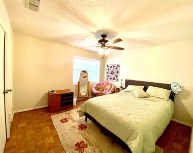 7350 Kirby Drive - Photo Thumbnail 6