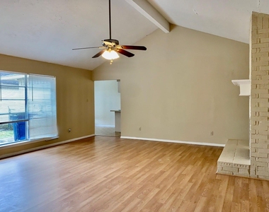 722 Stephanie Drive - Photo Thumbnail 4