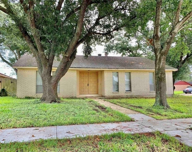 722 Stephanie Drive - Photo Thumbnail 1