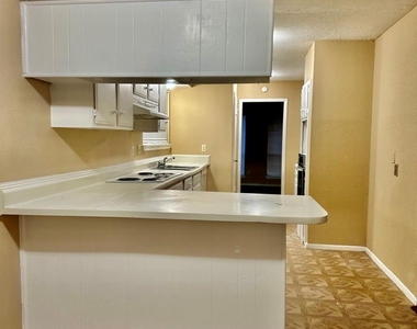 722 Stephanie Drive - Photo Thumbnail 2
