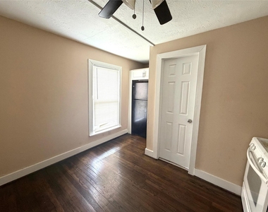 7018 Avenue F - Photo Thumbnail 4