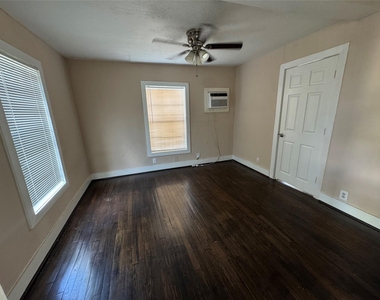 7018 Avenue F - Photo Thumbnail 5
