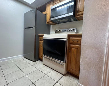 2826 S Bartell Drive - Photo Thumbnail 2