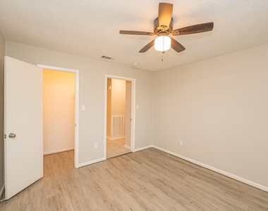 8124 Beech Cove Lane - Photo Thumbnail 12