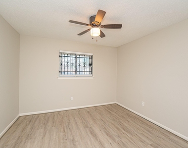 8124 Beech Cove Lane - Photo Thumbnail 11