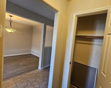 11015 Walkup Way - Photo Thumbnail 3