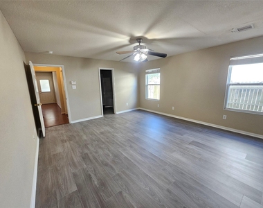 11015 Walkup Way - Photo Thumbnail 10