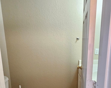 11015 Walkup Way - Photo Thumbnail 9