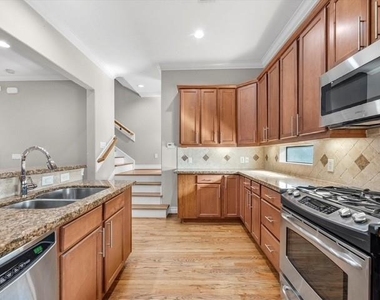 2505 Dallas - Photo Thumbnail 3