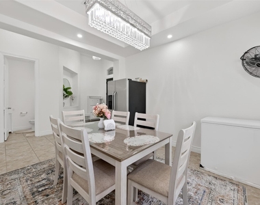 6515 Sterling Shores Lane - Photo Thumbnail 7