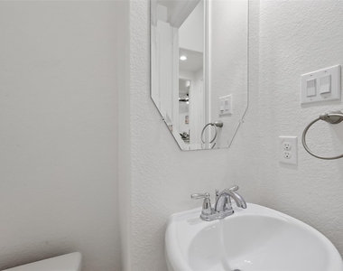 6515 Sterling Shores Lane - Photo Thumbnail 9