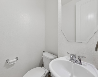 6515 Sterling Shores Lane - Photo Thumbnail 8