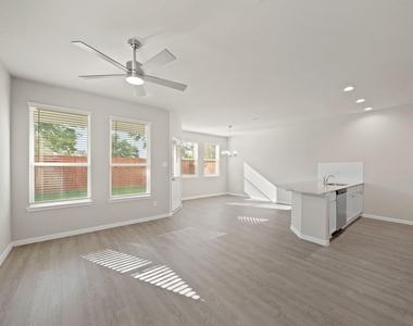 831 Red Oakland Drive - Photo Thumbnail 2