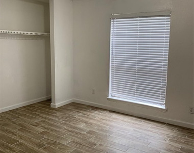 5625 Antoine Drive - Photo Thumbnail 4