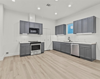 8127 Hoffman Street - Photo Thumbnail 2