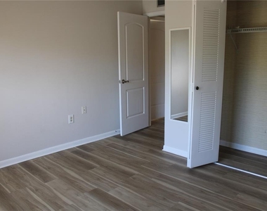 3345 Crystal Court E - Photo Thumbnail 8