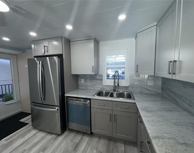 7625 Sun Island Drive S - Photo Thumbnail 5
