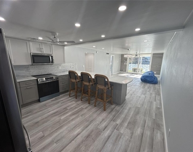 7625 Sun Island Drive S - Photo Thumbnail 2