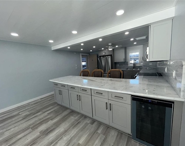 7625 Sun Island Drive S - Photo Thumbnail 8