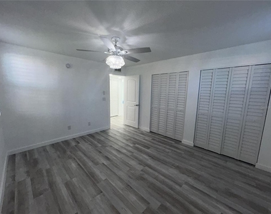 7625 Sun Island Drive S - Photo Thumbnail 15