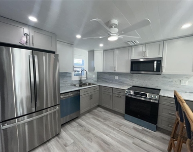 7625 Sun Island Drive S - Photo Thumbnail 4