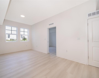 5587 Millenia Park Blvd - Photo Thumbnail 4