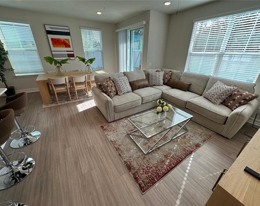 1057 E Caroline Street - Photo Thumbnail 4