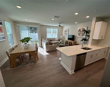 1057 E Caroline Street - Photo Thumbnail 2