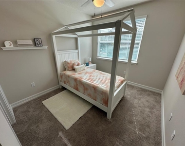 1075 E Caroline Street - Photo Thumbnail 18