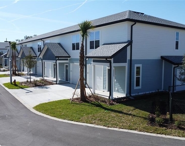1075 E Caroline Street - Photo Thumbnail 5