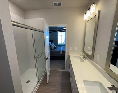 1075 E Caroline Street - Photo Thumbnail 17