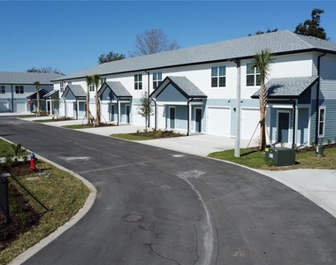 1075 E Caroline Street - Photo Thumbnail 1