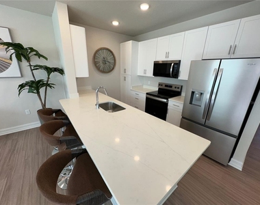 1075 E Caroline Street - Photo Thumbnail 11