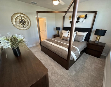 1075 E Caroline Street - Photo Thumbnail 16
