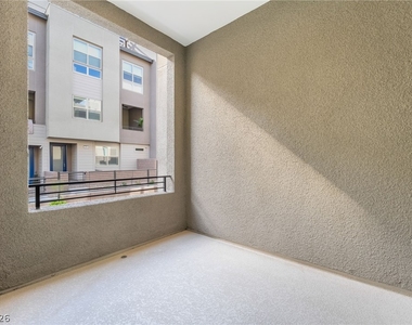 667 Grey Saker Street - Photo Thumbnail 23