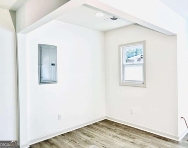 1122 Elaine Drive - Photo Thumbnail 6