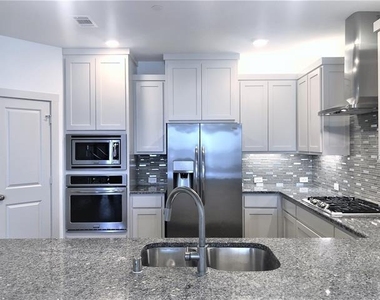 422 Bonfield Drive - Photo Thumbnail 2