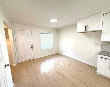 1401 Arvel - Photo Thumbnail 5