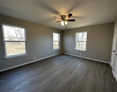 717 E Lamberth Road - Photo Thumbnail 7