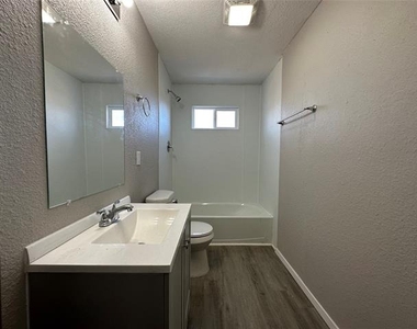 717 E Lamberth Road - Photo Thumbnail 5