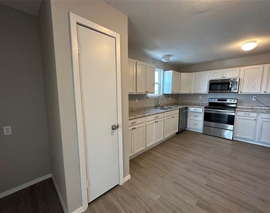 717 E Lamberth Road - Photo Thumbnail 3
