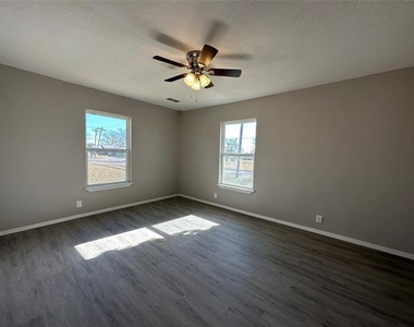 717 E Lamberth Road - Photo Thumbnail 6