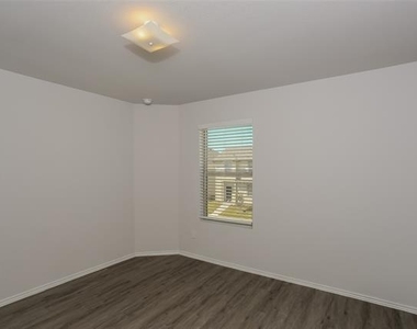 5505 Shore Point Trail - Photo Thumbnail 8