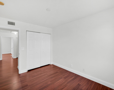 2581 Riverside Drive - Photo Thumbnail 11