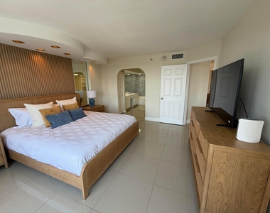 3530 Mystic Pointe Drive - Photo Thumbnail 17