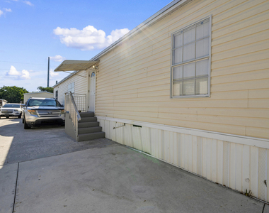 4905 Ne 2nd Way - Photo Thumbnail 1