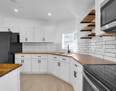4905 Ne 2nd Way - Photo Thumbnail 5