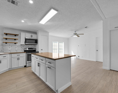 4905 Ne 2nd Way - Photo Thumbnail 2