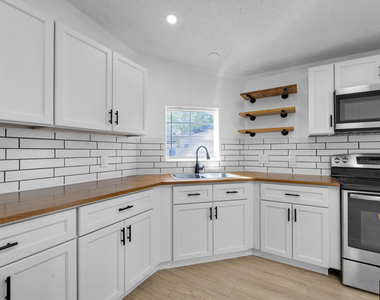 4905 Ne 2nd Way - Photo Thumbnail 3
